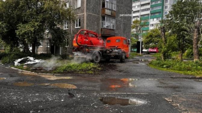 В микрорайоне Хромпик прорвало трубу горячего водоснабжения