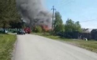 В Талице на переулке Серова горят дом и баня