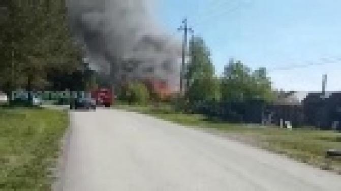В Талице на переулке Серова горят дом и баня