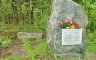 Сегодня первоуральцы наводят порядок рядом с памятником жертвам авиакатастрофы