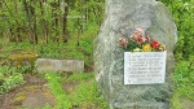 Сегодня первоуральцы наводят порядок рядом с памятником жертвам авиакатастрофы