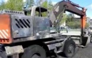 В Первоуральске на пересечении Вайнера и проспекта Ильича загорелся экскаватор