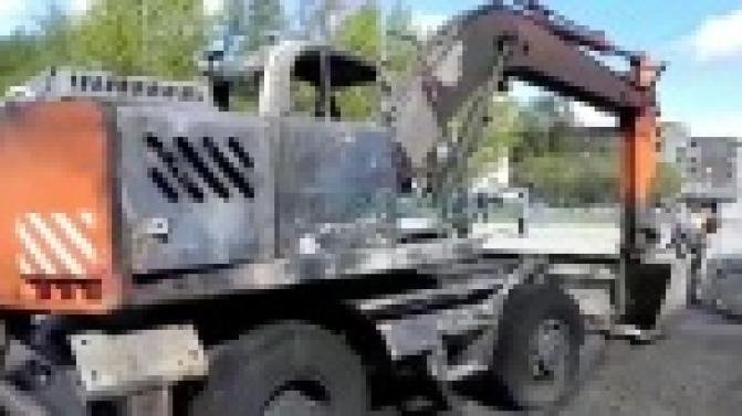 В Первоуральске на пересечении Вайнера и проспекта Ильича загорелся экскаватор