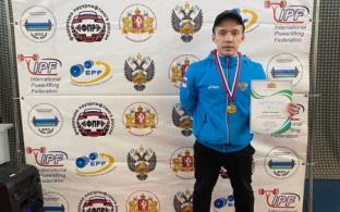Первоуралец завоевал золотую медаль в Областном турнире по пауэрлифтингу