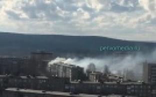 На проспекте Космонавтов, 11а горит, предположительно, квартира