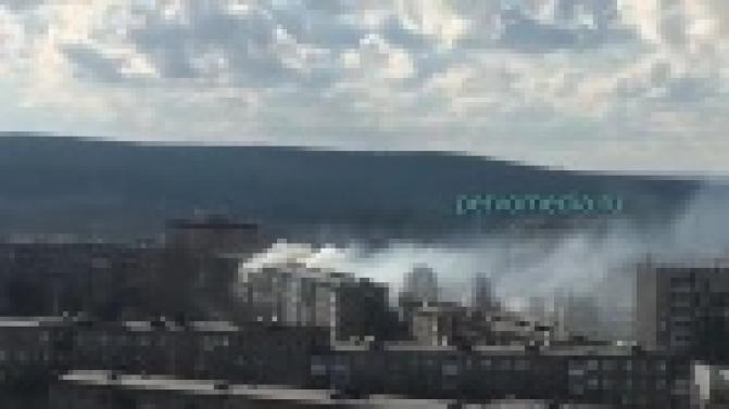 На проспекте Космонавтов, 11а горит, предположительно, квартира