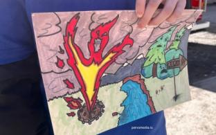 Юные первоуральцы сегодня раздавали горожанам памятки