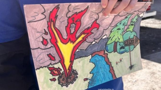 Юные первоуральцы сегодня раздавали горожанам памятки