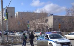 К школе №7 съехались все экстренные службы города