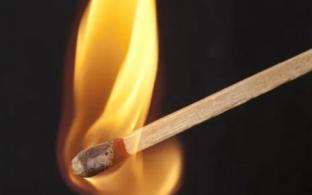 В подъезде 9-этажки на улице Емлина произошёл пожар