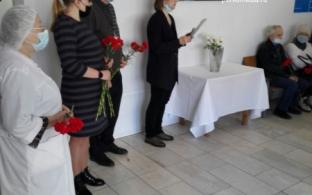 В Первоуральске установили мемориальную доску врачу