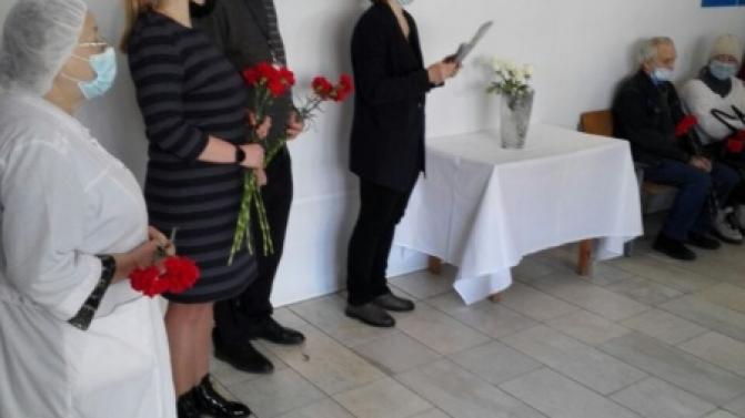 В Первоуральске установили мемориальную доску врачу