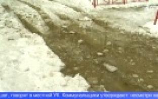 После обильного снегопада первоуральские дворы превратились в лужи