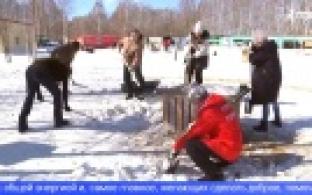 В Первоуральском приюте для животных провели весенний субботник