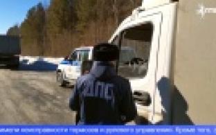 Автоинспекторы проверяли грузовики на дорогах Свердловской области
