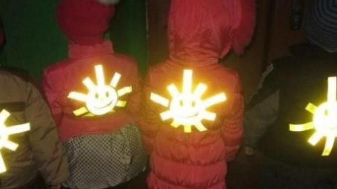 Сотрудники ГИБДД Первоуральска провели мастер-класс по изготовлению световозвращающих элементов в детсаду №21