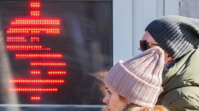 Специальные горячие линии и сервисы заработали в России