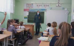 Пожарные встретились со учениками школы в Крылосово на открытом уроке