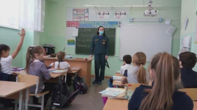 Пожарные встретились со учениками школы в Крылосово на открытом уроке