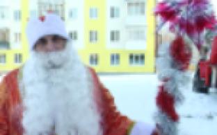 Деды Морозы поздравили первоуральских детей