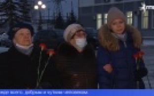 Первоуральцы возложили цветы к памятнику Федору Данилову