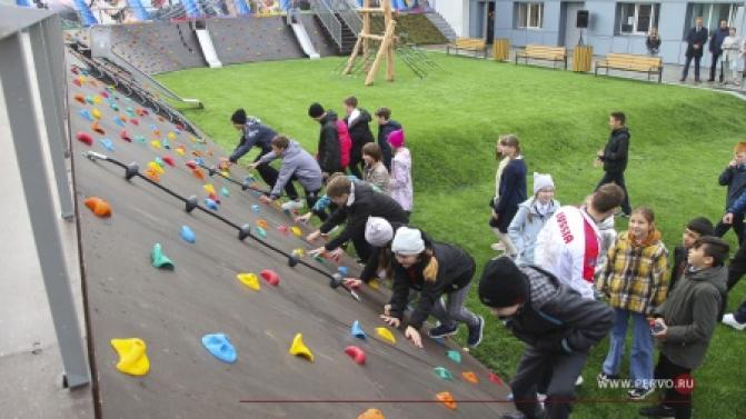Сегодня в Первоуральске возле ледового Дворца открыли скалодром