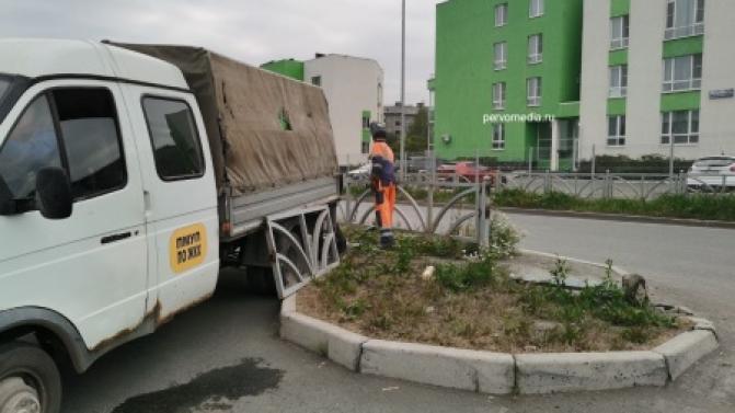 На аварийно-опасном участке улицы Вайнера убирают часть ограждения