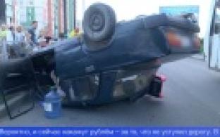 В результате ДТП перевернулся автомобиль с двумя детьми в салоне