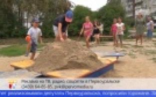 В Первоуральских дворах обновили песок на детских площадках