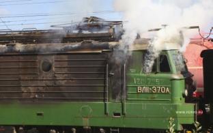 На железнодорожной станции Хрустальная сегодня утром загорелся электровоз