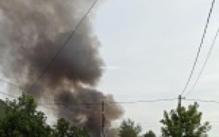 В Талице горит лесопилка