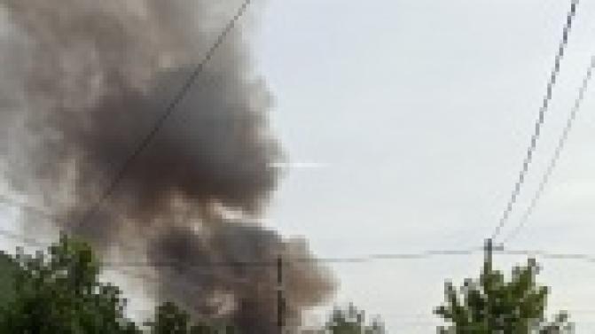 В Талице горит лесопилка