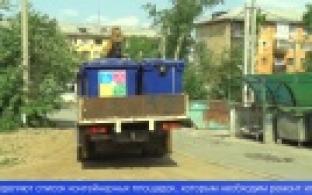 На контейнерных площадках города устанавливают баки для сортировки мусора