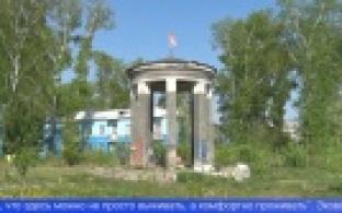 Активисты продолжили уборку в сквере у ротонды