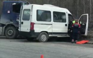 ГИБДД устанавливает обстоятельства ДТП на въезде в Первоуральск