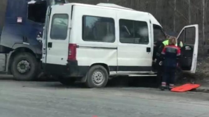 ГИБДД устанавливает обстоятельства ДТП на въезде в Первоуральск