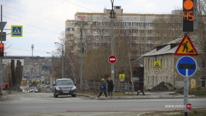 В Первоуральске на улице Сакко и Ванцетти начался ремонт дороги