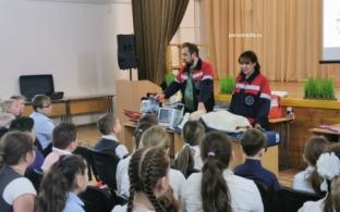 Медики скорой помощи провели урок для учеников школы №2