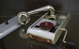 В ИКЦ начинает работу выставка пластинок и переносных граммофонов