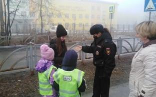 Сотрудники ГИБДД напомнили первоуральцам об обязательности соблюдения ПДД