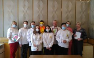 Волонтеры передали рисунки и открытки с благодарностью врачам городской больницы