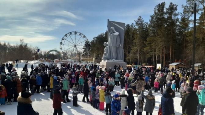 Первоуральцы сегодня отмечают Масленицу