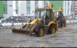 На улицах потоп, а жители остались без воды из-за коммунальной аварии