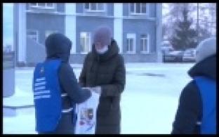 Работниц ПНТЗ с самого утра поздравляли с 8 марта и дарили подарки