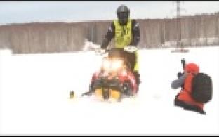 Экстремальные гонки на снегоходах проводят под Первоуральском