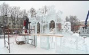 На площади Победы появились ледяные скульптуры