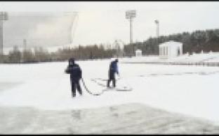 На стадионе "Уральский трубник" готовят лед для хоккеистов