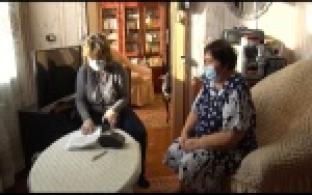 Почтальоны доставляют продукты первой необходимости пенсионерам