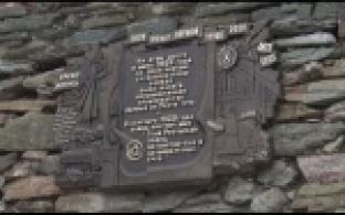 В Первоуральске установили памятную плиту к 100-летию выпуска первой трубы