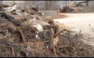 В деревне Крылысово скопилась свалка мусора на контейнерной площадке